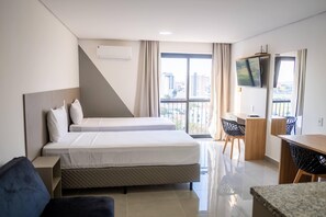 ห้องสแตนดาร์ดทริปเปิล, หลายเตียง | ตู้นิรภัยในห้องพัก, โต๊ะทำงาน, พื้นที่ทำงานแบบใช้แล็ปท็อป, ผ้าม่านกันแสง