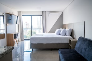 Zimmersafe, Schreibtisch, laptopgeeigneter Arbeitsplatz