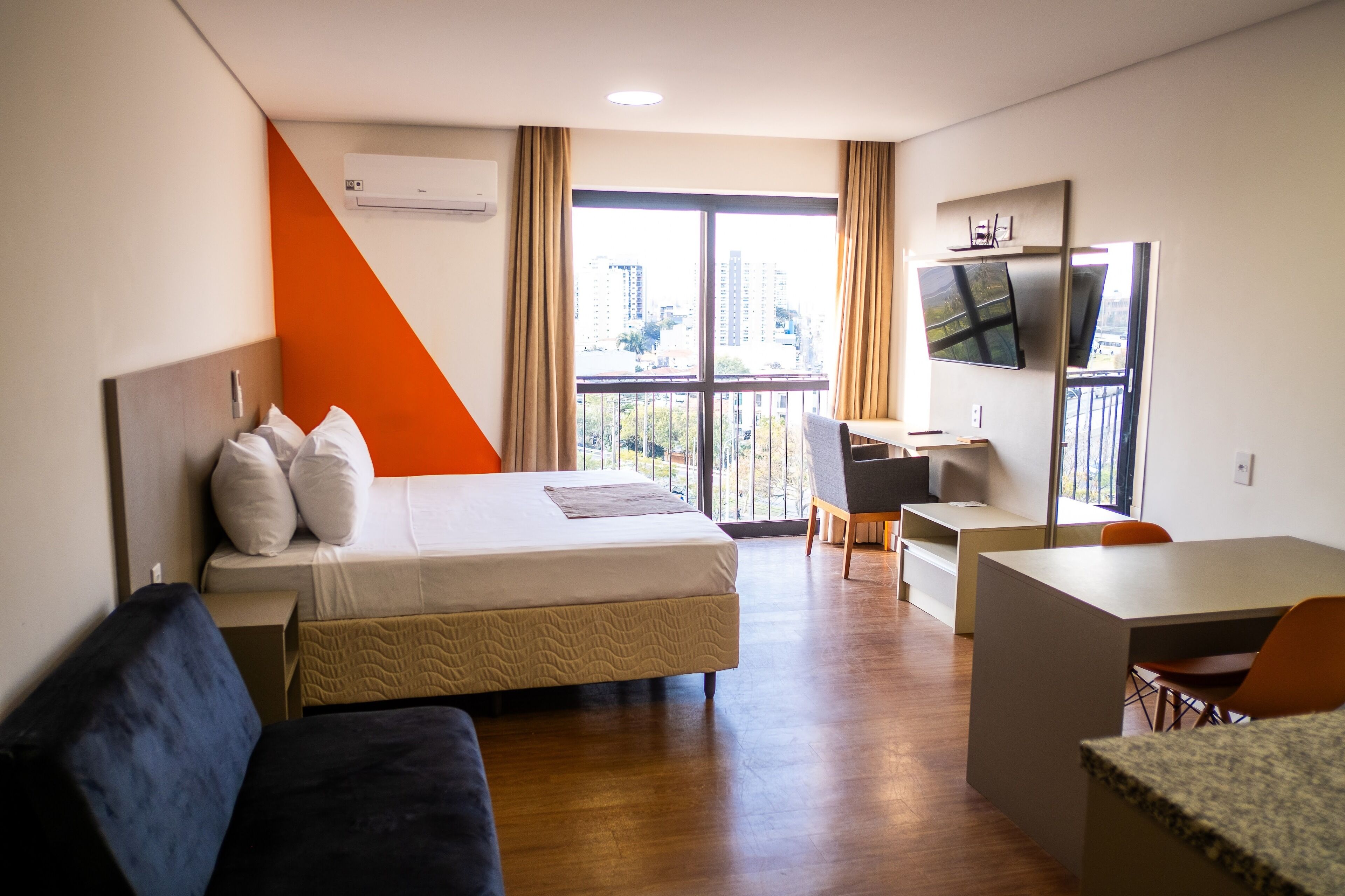 Standard Room, 1 Queen Bed | In-room safe, desk, laptop workspace, blackout drapes