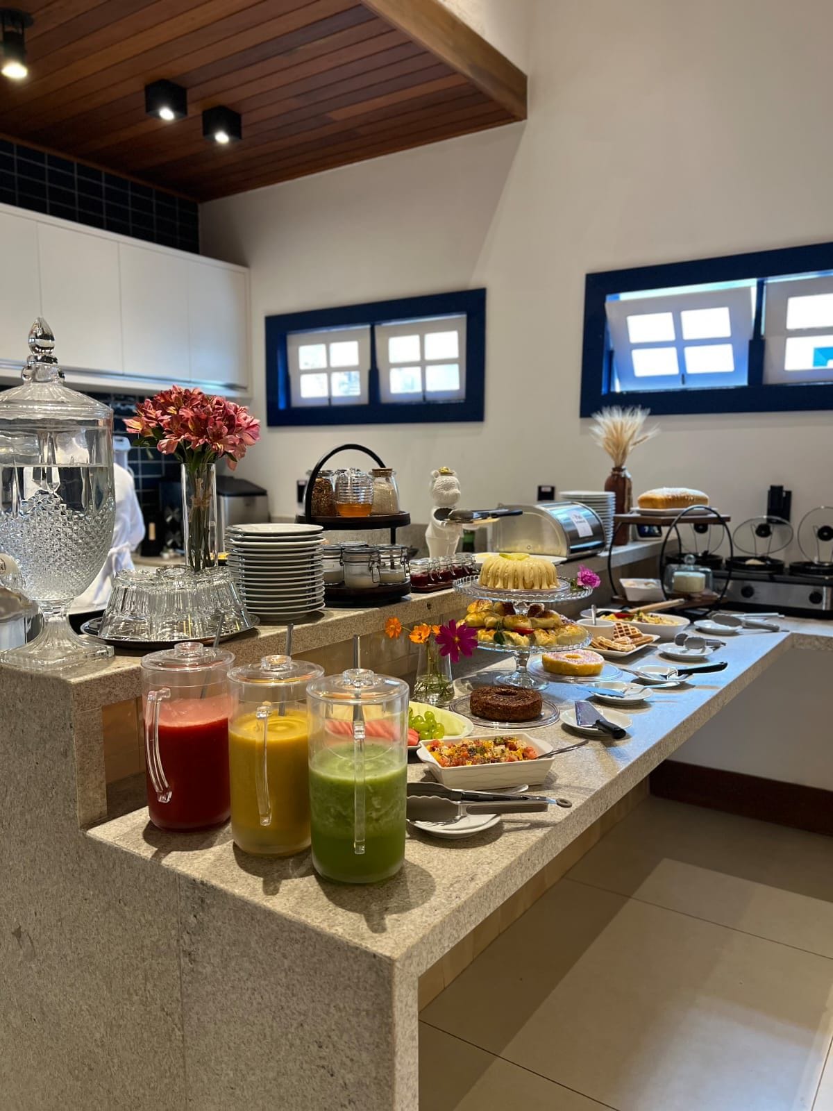 Una barra de buffet con diversos alimentos y bebidas.