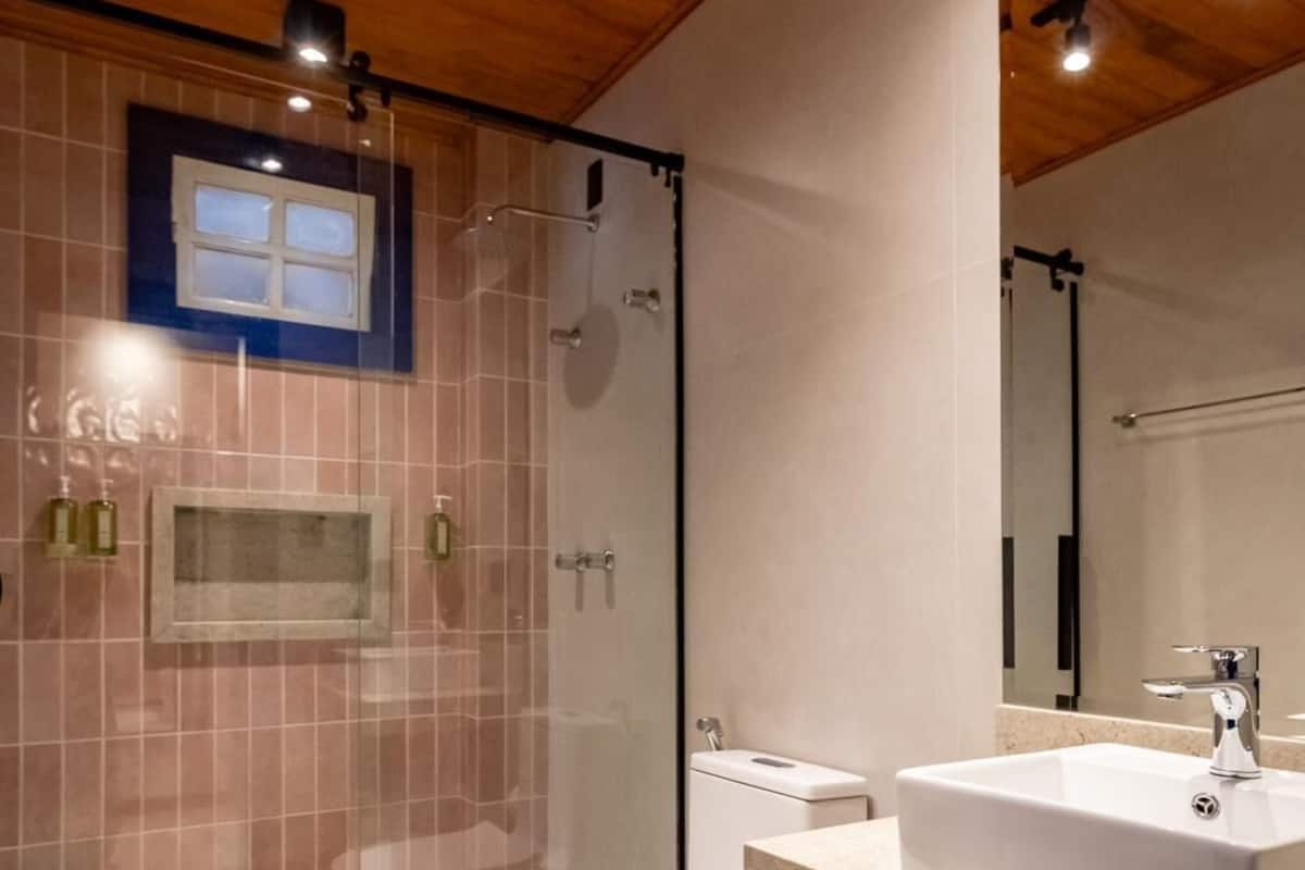 Deluxe Room | Bathroom | Towels, soap, shampoo, toilet paper