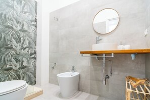 Haartrockner, Handtücher, Seife, Toilettenpapier