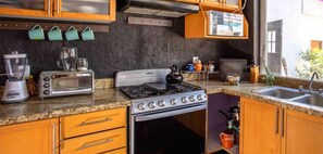 Full-size fridge, microwave, oven, stovetop - La Paz & Love Hostel (Guadalajara)
