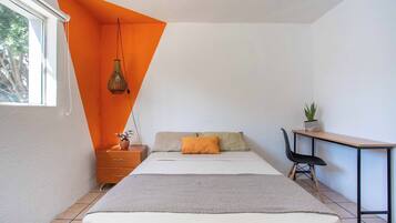 Escritorio, espacio para trabajar con laptop y wifi gratis