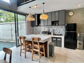 Vila | Dapur kecil pribadi | Lemari es, microwave, oven, dan mesin pencuci piring