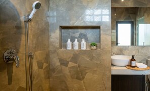 Villa | Badrumsbekvämligheter | Dusch, gratis toalettartiklar, hårtork och tofflor