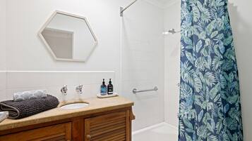 Dusche, Haartrockner, Handtücher