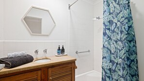 Dusche, Haartrockner, Handtücher