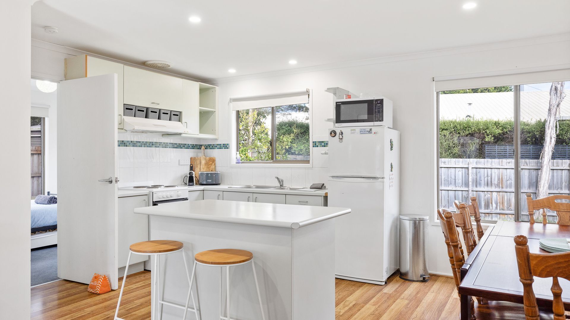 Kühlschrank, Mikrowelle, Ofen, Herdplatte