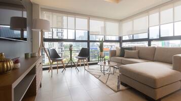 Apartamento básico | Área de estar | TV de tela plana 55 polegadas com canais digitais, smart TV