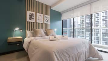 1 habitación, cubrecamas, escritorio y espacio para trabajar con laptop