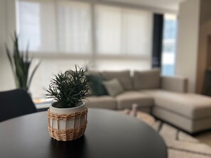 Basic Apartment | Living area | 55-inch flat-screen TV with digital channels, Smart TV - R - Beautiful premiere 1BR in San Isidro (Lima)