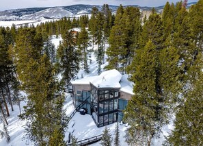 A modern cabin surrounded by snow-covered trees and mountains. - Cosmic Cabin at Devil's Thumb 15mins from Winter Park (Fraser)