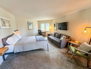 3 chambres, bureau, fer et planche à repasser, lit de bébé portatif