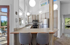 Jääkaappi, mikroaaltouuni, uuni, liesi