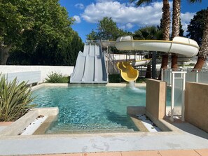 Una piscina al aire libre, una piscina climatizada