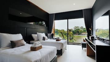 Quarto duplo superior, sacada, vista para o rio | Frigobar (abastecido com itens grátis), cofres nos quartos, escrivaninha