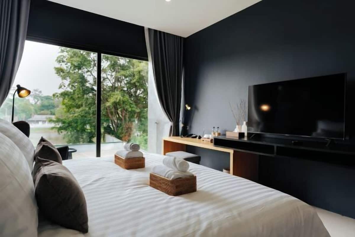 Free minibar, in-room safe, desk, free WiFi
