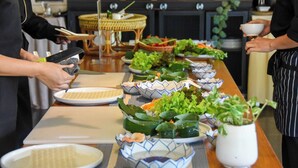 Ein reichhaltiges Buffet mit verschiedenen Speisen und einer Person, die Essen serviert.