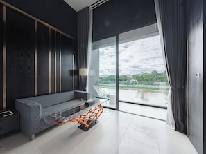 Junior tweepersoonskamer, 1 kingsize bed, uitzicht op rivier | Een gratis minibar, een kluis op de kamer, een bureau, gratis wifi