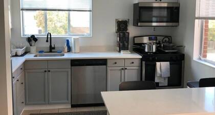 Renovated, clean, modern - 3 king beds (Unit 2)
