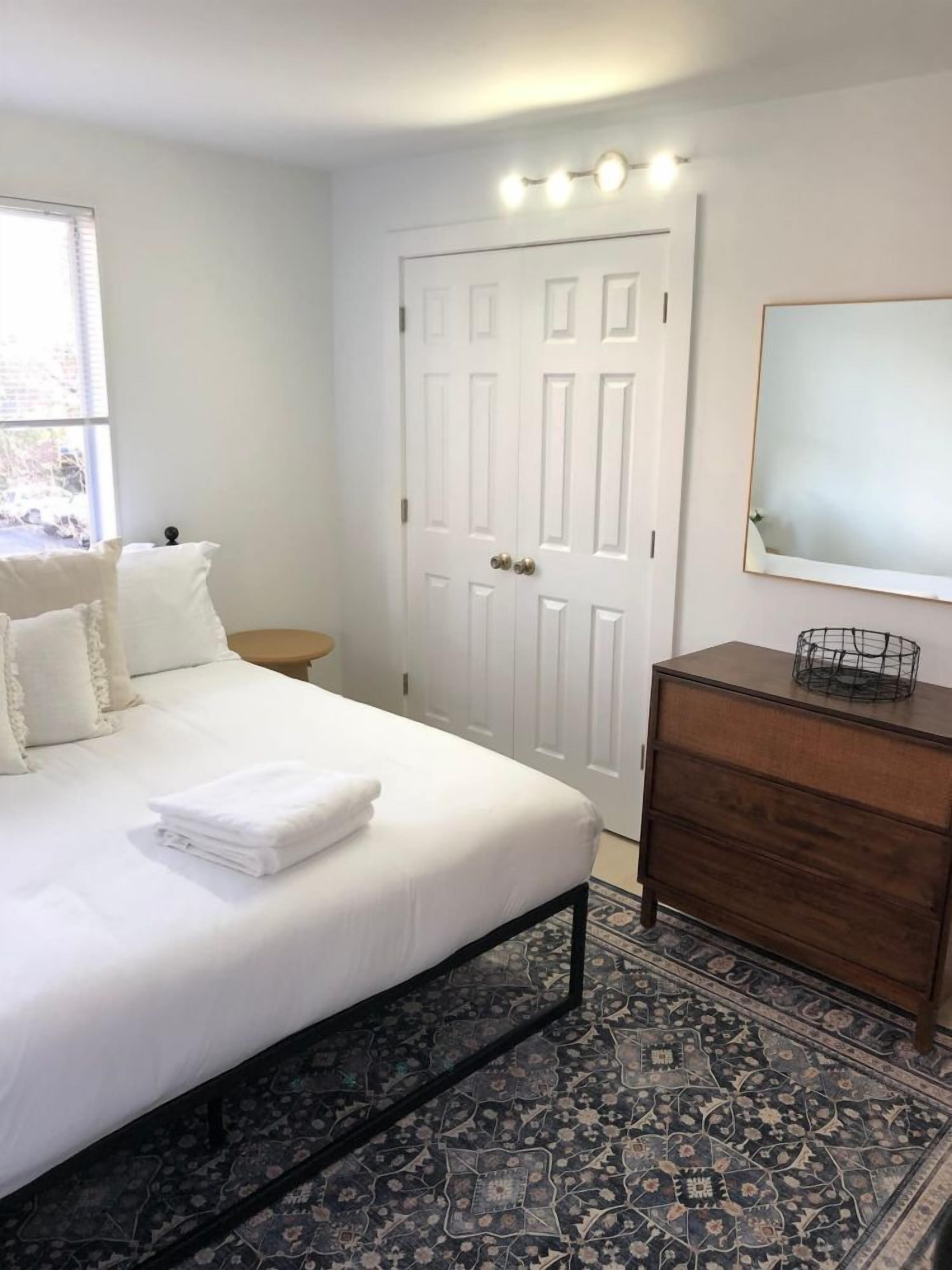 Renovated, clean, modern - 3 king beds (Unit 2)