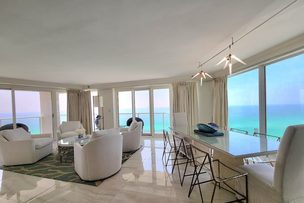 Apartment (Beachside II 4365) | Living area