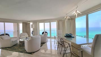 Apartment (Beachside II 4365) | Living area