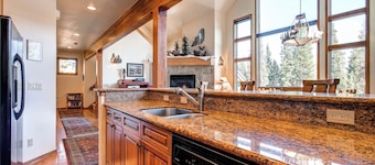 Escape to Luxury Stunning Private Home with HOTTUB & Breathtaking Views CROSS