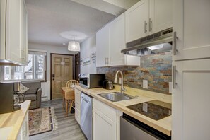 Frigorifero, microonde, forno, piano cottura