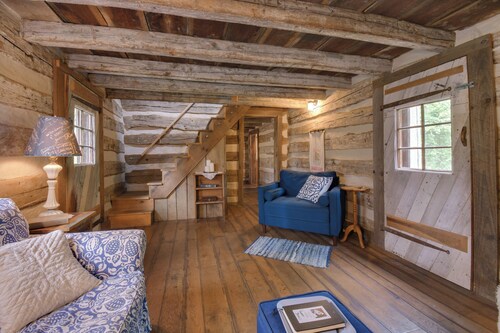 Creekside historic log cabin w/ modern amenities at historic Wade's Mill