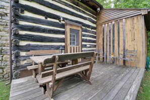 Outdoor dining - Creekside historic log cabin w/ modern amenities at historic Wade's Mill (Raphine)