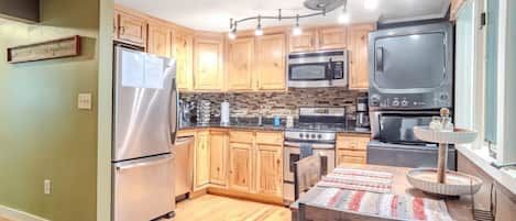 Kühlschrank, Mikrowelle, Herdplatte, Geschirrspüler