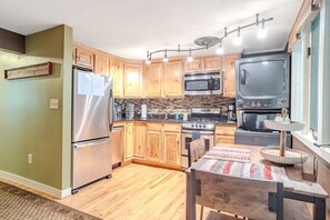 Een koelkast, een microgolfoven, een kookplaat, een vaatwasser