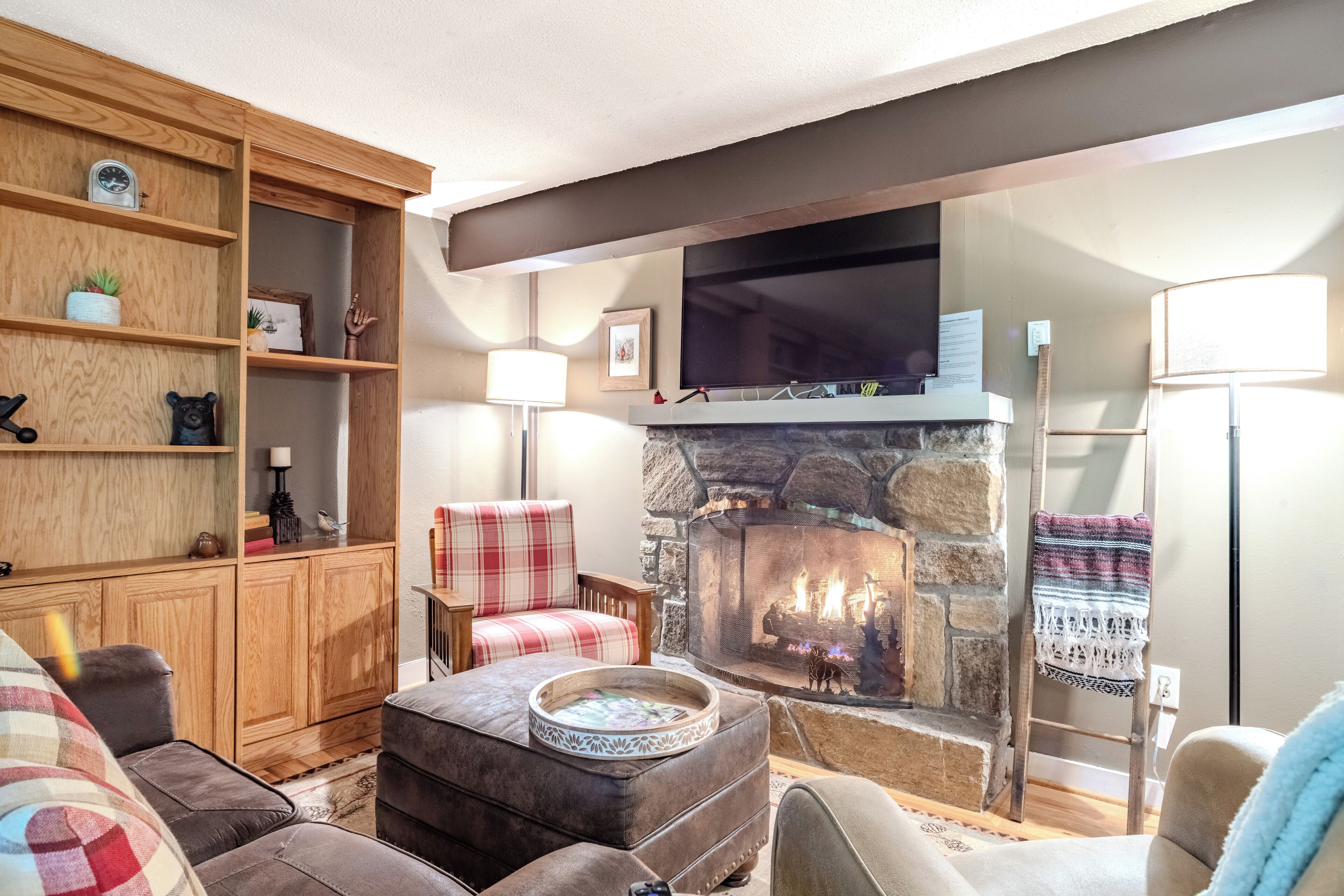 Televisión y chimenea 