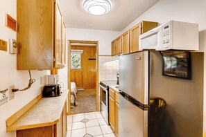 Fridge, microwave, oven, stovetop - Economical, Cozy Condo Near Main St Access to Spacious Lobby, Hot Tubs | PM5B (Breckenridge)