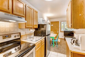 Køleskab, mikrobølgeovn, ovn, kogeplade