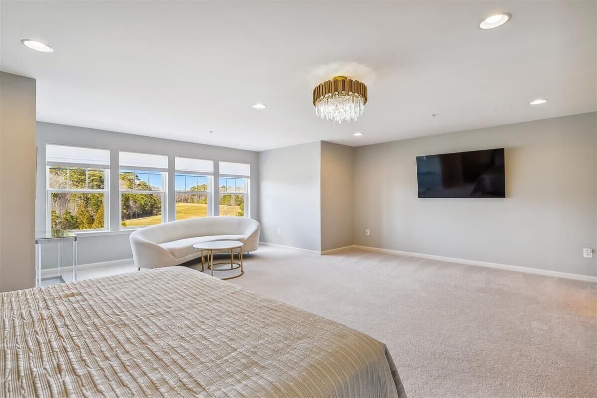 5 bedrooms, desk, WiFi, bed sheets