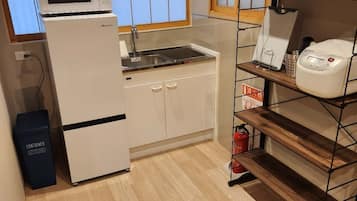 Casa Deluxe, 2 habitaciones, para no fumadores, cocineta | Cocina privada | Refrigerador con congelador, microondas y parrilla de estufa