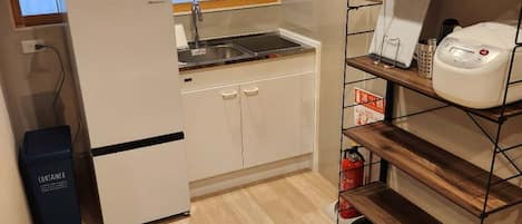 Deluxe House, 2 Bedrooms, Non Smoking, Kitchenette | Private kitchen | Full-size fridge, microwave, stovetop, electric kettle