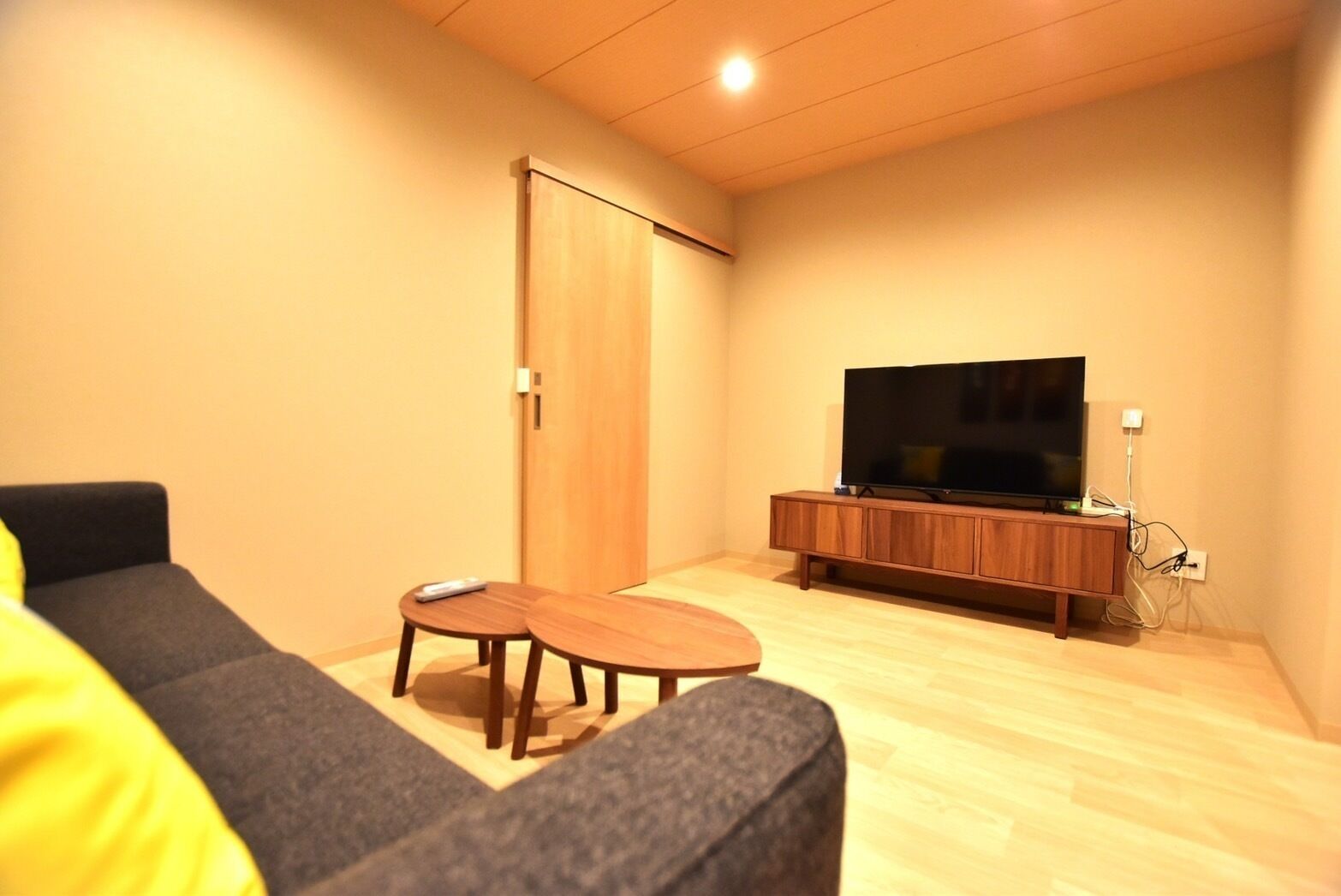 Deluxe-Haus, 2 Schlafzimmer, Nichtraucher, Kochnische | Wohnbereich | 50-Zoll-Smart-TV mit Kabelempfang, Kamin