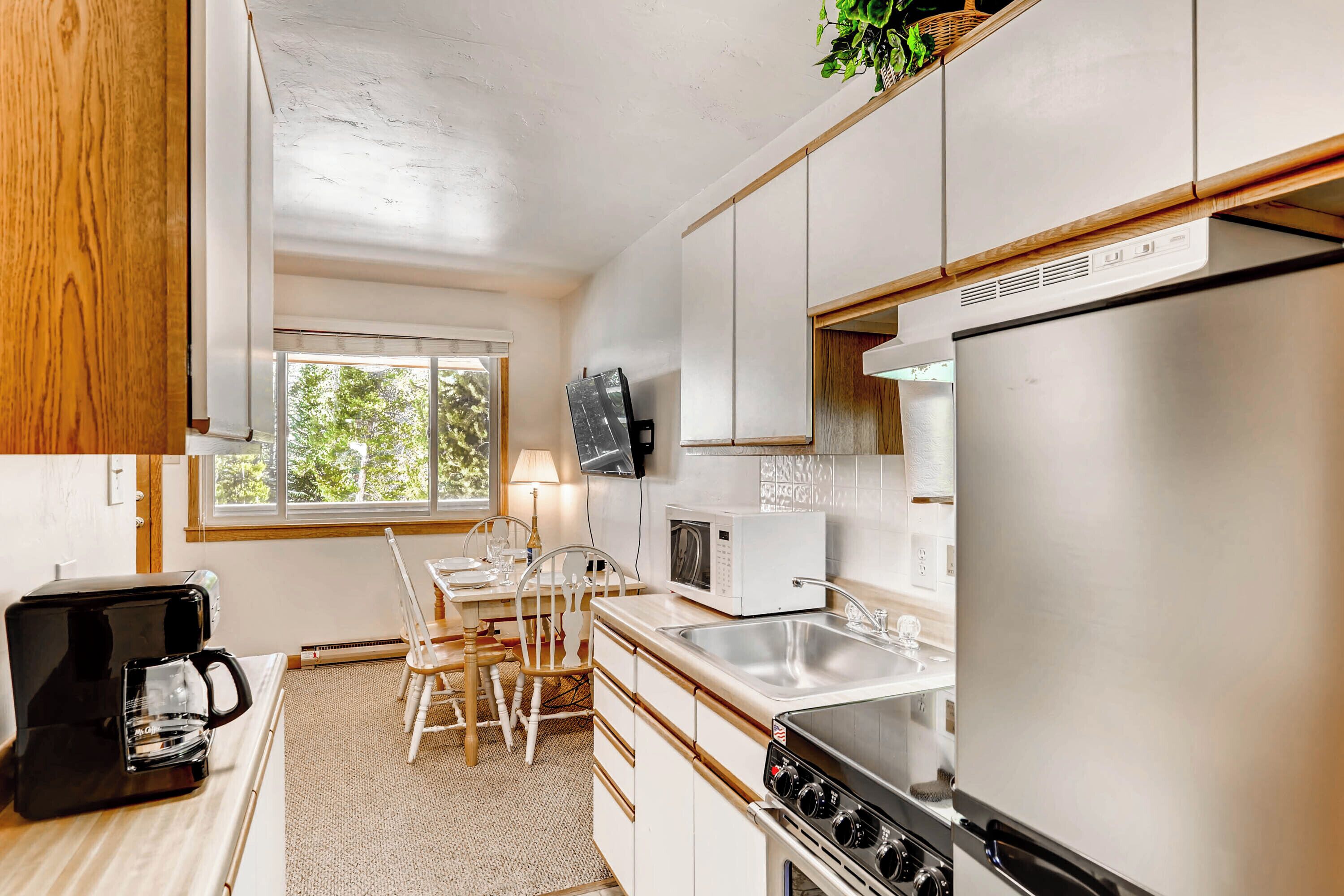 Coffee/tea maker, fridge, microwave, oven