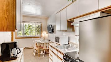 Coffee/tea maker, fridge, microwave, oven