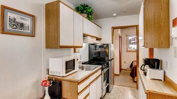 ثلاجة، ميكروويف، فرن، موقد طهي مسطح