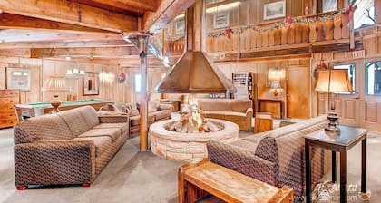 Budget-Friendly Top Floor Unit in Downtown - Walk to Shopping/Dining | PM7B