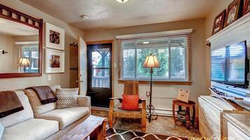 Fernseher, Kamin, Tischfußball