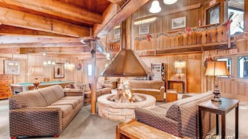 Fernseher, Kamin, Tischfußball