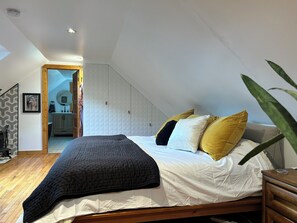 4 bedrooms, iron/ironing board, free WiFi, bed sheets - Beautiful Adult Themed Mountain house with WiFi in Idaho Springs (Idaho Springs)