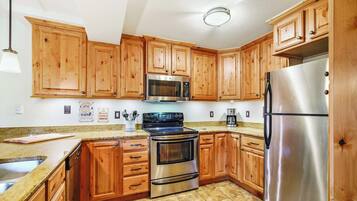 冰箱、微波炉、烤箱、炉灶