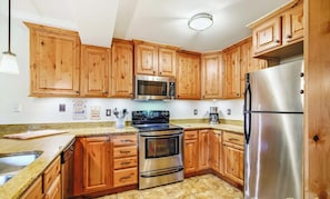 Køleskab, mikrobølgeovn, ovn, kogeplade